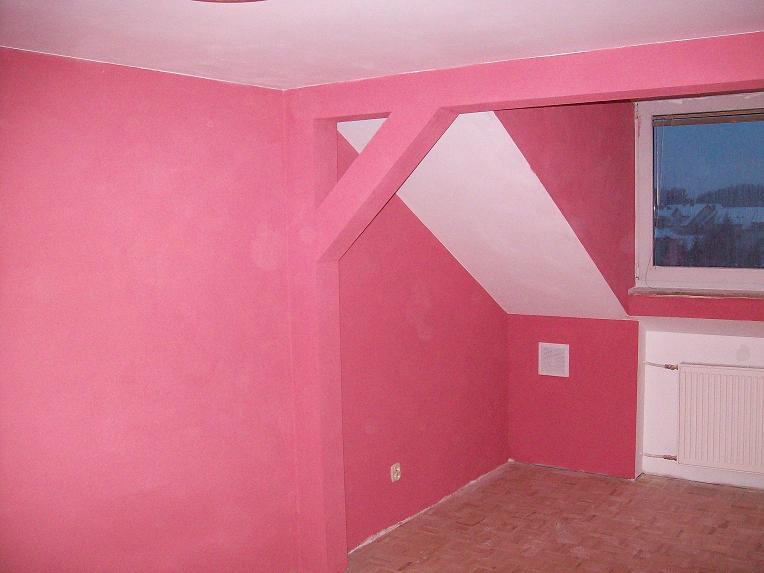 Pokój po malowaniu na różowo z białym akcentem w rogu, widoczny grzejnik i okno z widokiem na zewnątrz.